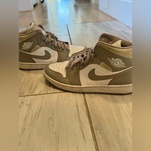 Air Jordan 1 College Gray - Mid